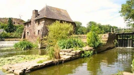 À 15 minutes de Rennes, ce village méconnu cache une forêt mystérieuse de 23 hectares