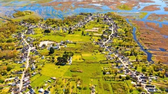 Cette île féerique près de Nantes cache des chaumières et une table étoilée