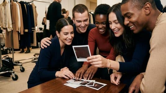 ParisSelectBook - Polaroids et équipe soudée, Michael Kors dans les coulisses du show