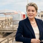 À 82 ans, Catherine Deneuve ose cette astuce maquillage anti-âge à Deauville