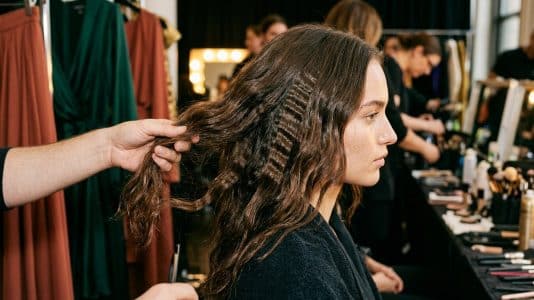 Ce crimper des années 80 revient sur les cheveux ondulés du défilé Siriano