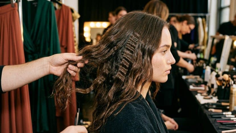 Ce crimper des années 80 revient sur les cheveux ondulés du défilé Siriano