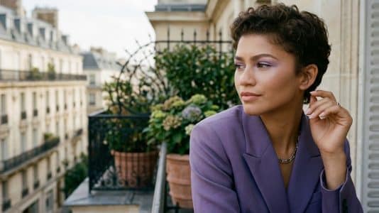Zendaya adopte la coupe pixie bouclée et un maquillage lilas signé Prada Beauty