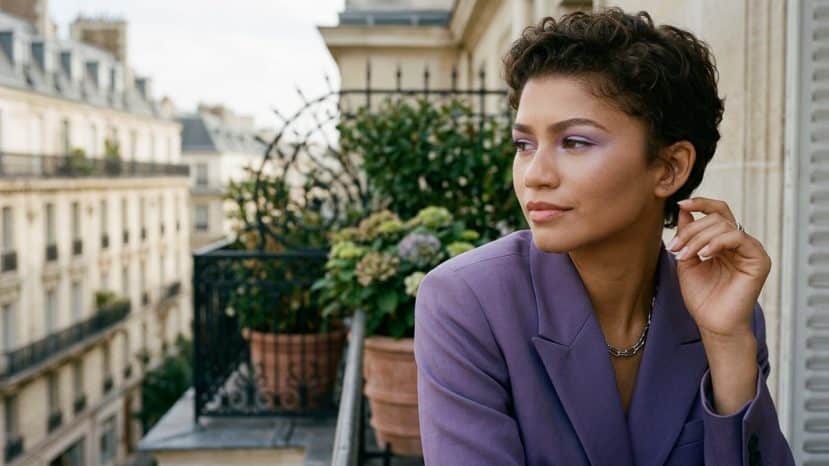 Zendaya adopte la coupe pixie bouclée et un maquillage lilas signé Prada Beauty