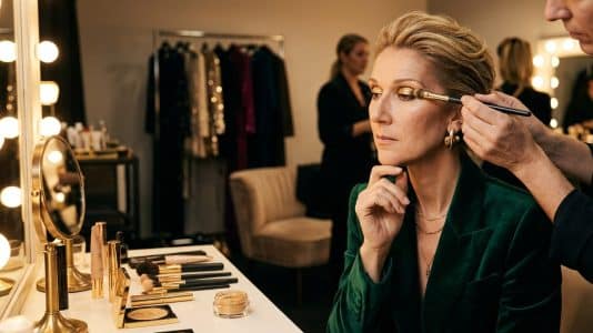 Le maquillage doré de Céline Dion à la Plénitude Arena lance la tendance de l'automne