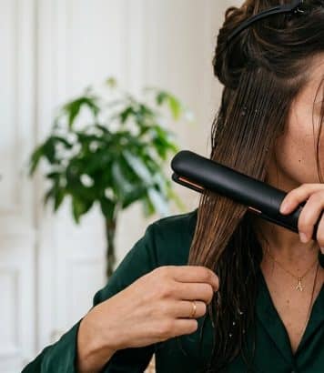 Ces lisseurs séchants transforment les cheveux mouillés en brushing en une étape
