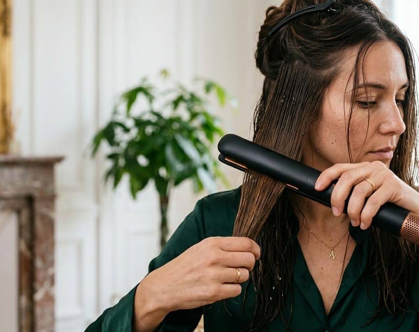Ces lisseurs séchants transforment les cheveux mouillés en brushing en une étape