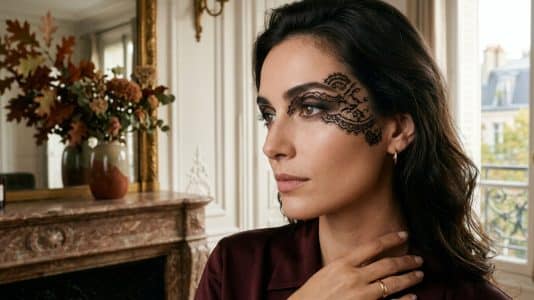 Cette tendance lace makeup transforme la dentelle en motif beauté cet automne