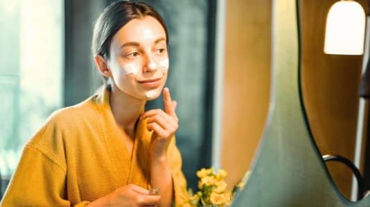 Cette crème anti-taches Aroma-Zone à 9,95 euros promet un teint plus net en 7 jours