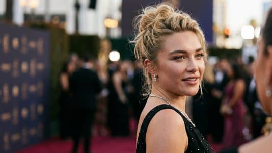 Florence Pugh relance le messy bun sur le tapis rouge des Emmy Awards 2026