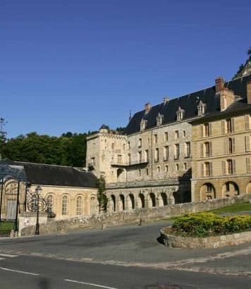 À 1h15 de Paris, ce village figé dans le temps est le plus beau d'Île-de-France