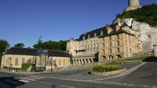 À 1h15 de Paris, ce village figé dans le temps est le plus beau d'Île-de-France