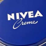 « Pas une crème réparatrice » : ce pharmacien recadre l'usage de la Nivea bleue