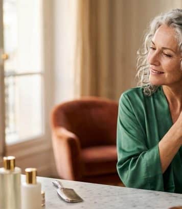 « Commencer par l'après-shampoing » : le dirty conditioning sauve les cheveux gris