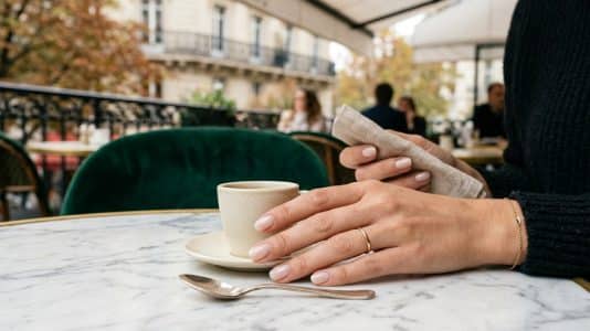 Cette manucure minimaliste et vaporeuse détrône le vernis foncé cet automne