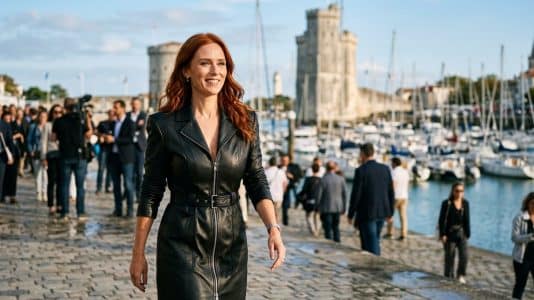 Audrey Fleurot ose la robe-trench en cuir noir zippée au Festival de La Rochelle