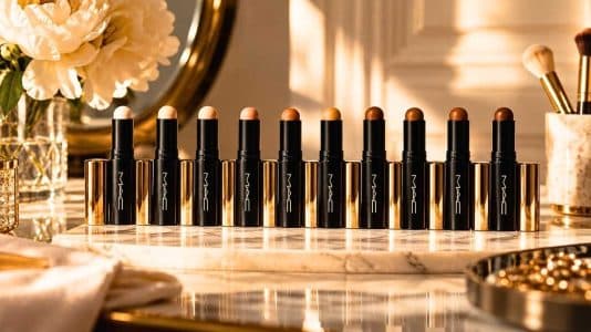 Ce fond de teint sérum transformateur de MAC à 39€ efface les rides après 50 ans