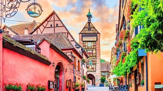 Ce village d'Alsace à deux heures de Paris ressemble à un décor de conte de fées