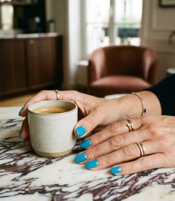« Le turquoise reste » : les couleurs des ongles qui font l'automne 2026