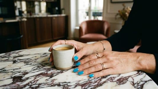 « Le turquoise reste » : les couleurs des ongles qui font l'automne 2026