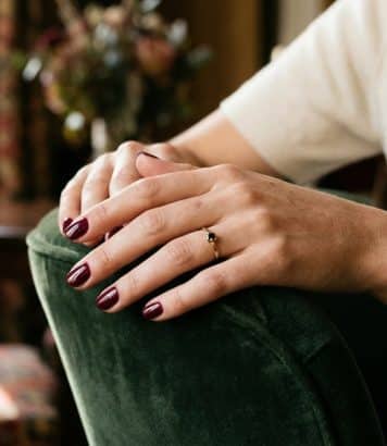 Marine Delterme mise sur ce vernis Chanel bordeaux qui signe déjà l'automne