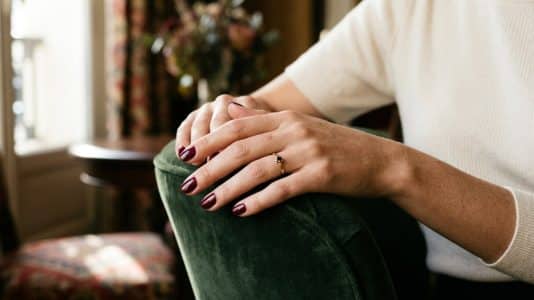 Marine Delterme mise sur ce vernis Chanel bordeaux qui signe déjà l'automne