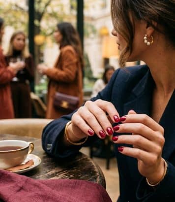 Anne Hathaway lance le « ruby gloss », la manucure rouge phare de l'automne
