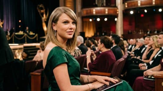 Taylor Swift rocks a sleek lob at the Emmys and it's perfect for her heart-shaped face