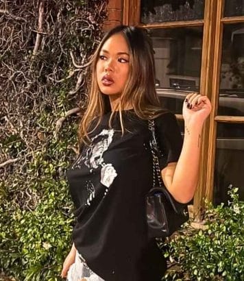 Micro short, bottes Chrome Hearts et sac Chanel à 10 500€ pour Joy Hallyday