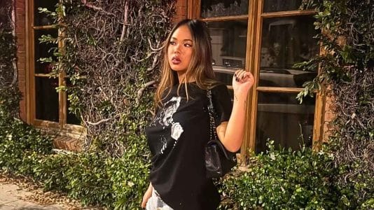 Micro short, bottes Chrome Hearts et sac Chanel à 10 500€ pour Joy Hallyday