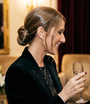 Céline Dion adopte le glass hair en chignon pour ses after show parisiens