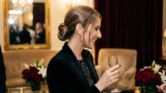 Céline Dion adopte le glass hair en chignon pour ses after show parisiens