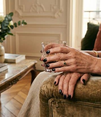 Monica Bellucci adopte le vernis à ongles noir qui rajeunit les mains après 50 ans