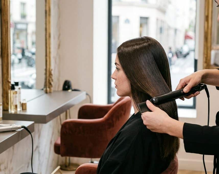 Ce geste des coiffeurs Jean Louis David pour un sleek hair parfait en 2026