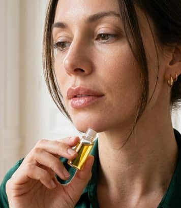 À moins de 5 euros, cette huile Aroma-Zone repulpe les lèvres sans rouge à lèvres