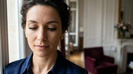 Ce mascara Revlon à brosse conique galbe les cils pendant 24 heures