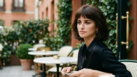 Penélope Cruz adopte cette frange inspirée d'Audrey Hepburn qui rajeunit le visage