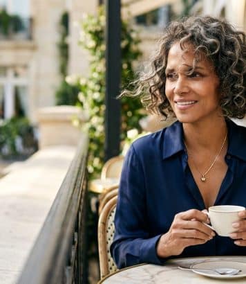 Halle Berry adopte le baby bob à 60 ans, la coupe qui sublime les cheveux bouclés