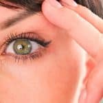 Ce geste maquillage lifte les paupières tombantes sans eyeliner après 50 ans
