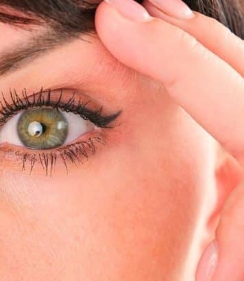 Ce geste maquillage lifte les paupières tombantes sans eyeliner après 50 ans
