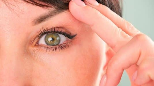 Ce geste maquillage lifte les paupières tombantes sans eyeliner après 50 ans