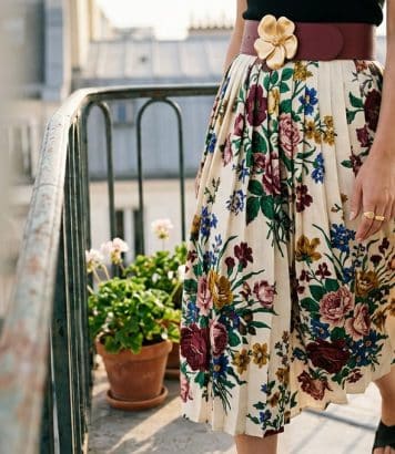 La jupe à fleurs Prada revient en force, mais ce détail change tout