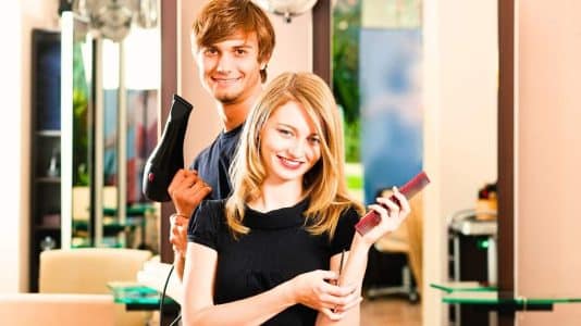 Les coiffeurs recommandent cette huile végétale pour adoucir les cheveux gris