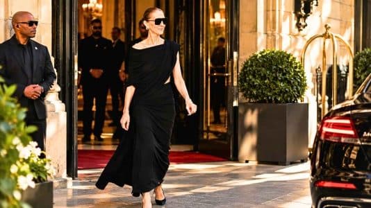 Céline Dion illumine Paris dans une robe drapée Balenciaga à 3 932 euros