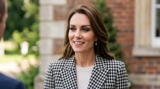 Kate Middleton mise sur ce smoky-eye marron pour sublimer sa veste pied-de-poule
