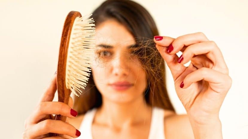 Après 50 ans, les expertes Luxéol alertent sur cette chute de cheveux d'automne