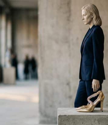 ParisSelectBook - À Milan, Jimmy Choo habille des statues pour révéler le caractère