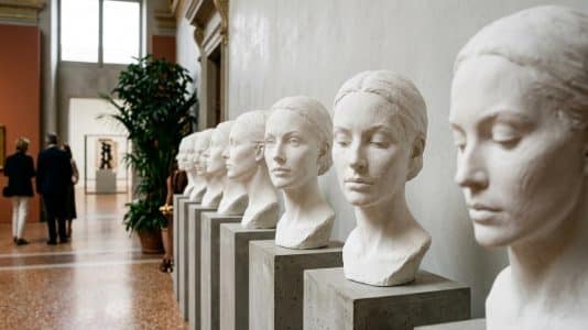 ParisSelectBook - Sandra Choi imagine Jimmy Choo en galerie de portraits sculptés