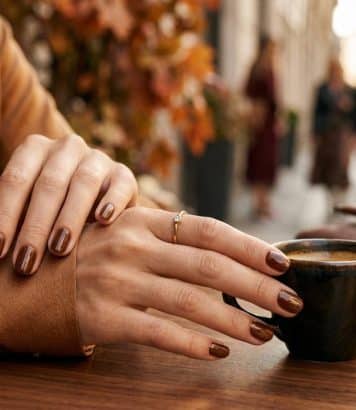 ParisSelectBook - Les ongles Brown Sugar Espresso de Dakota Johnson lancent la tendance manicure de l'automne