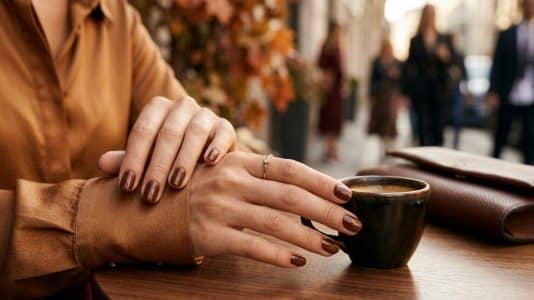 ParisSelectBook - Les ongles Brown Sugar Espresso de Dakota Johnson lancent la tendance manicure de l'automne